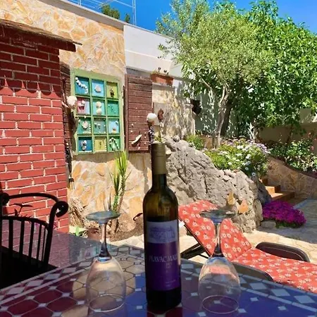 Angela Villa Vinisce