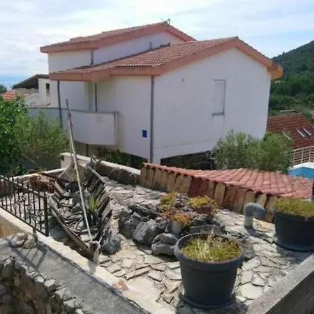 Angela Villa Vinisce