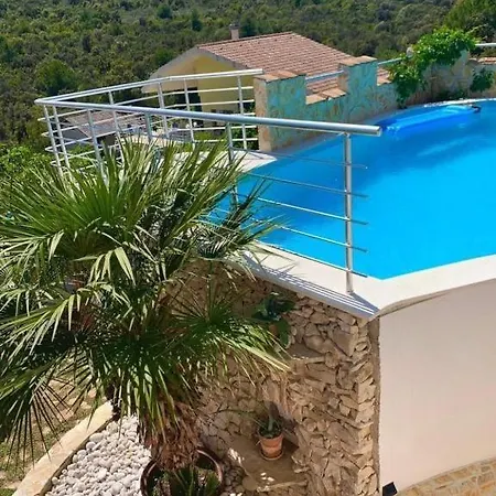 Angela Villa Vinisce