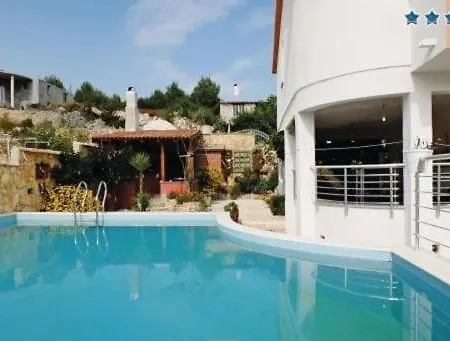 Angela Villa Vinisce