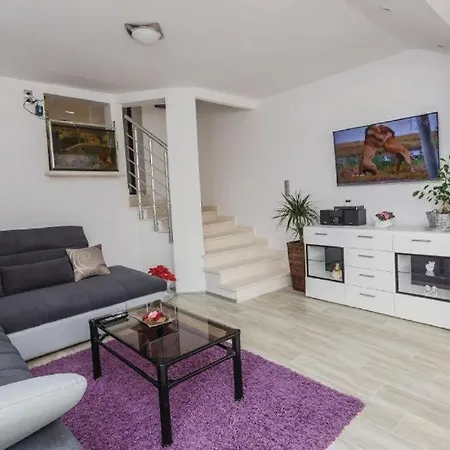 Angela فيلة Vinišće